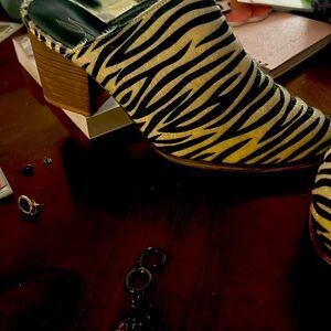 Seven7 zebra print slide on heel
